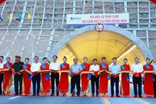Le Premier ministre Pham Minh Chinh (9e à partir de la gauche) lors de la cérémonie d’inauguration des projets autoroutiers Cam Lâm-Vinh Hao et Diên Châu-Bai Vot, à Ninh Thuân, le 28 avril. Photo: VNA
