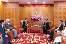 Le président du Comité populaire de Hô Chi Minh-Ville, Phan Van Mai (à droite) reçoit le consul honoraire du Vietnam en Suisse et l’ancien Vice-Chancelier allemand, Philipp Rösler. Photo: VNA