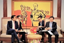 Le ministre des Transports Nguyên Van Thang (à droite) et le directeur général de Adani Ports and Special Economic Zones (APSEZ) Karan Adanin. Photo: VNA