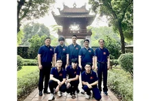 La délégation des élèves vietnamiens participe aux Olympiades internationales de mathématiques 2023. Photo : VOV.