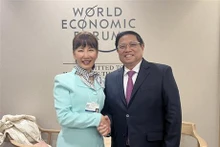 Le Premier ministre Pham Minh Chinh et Mme Jane Sun, PDG de Trip.com. Photo : VNA.