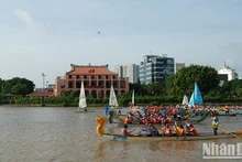 Une course de bateaux traditionnelle sur la rivière. Photo : NDEL.