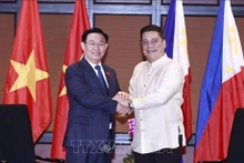 Le Président de l’Assemblée nationale du Vietnam, Vuong Dinh Huê, et le Président du Sénat des Philippines, Juan Miguel Zubiri. Photo : VNA.