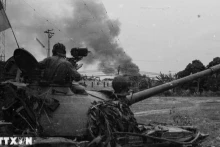 Les unités d'infanterie et de chars ont avancé vers Saïgon sur l'autoroute Biên Hoa. Photo : VNA.