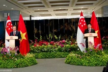 Le Secrétaire général du PCV Tô Lâm et le Premier ministre de Singapour, Secrétaire général du Parti d'action populaire, Lawrence Wong, ont annoncé, le 12 mars, l'élévation des relations bilatérales au niveau de Partenariat stratégique intégral. Photo : baoquocte.vn