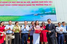 La cérémonie d'expédition du premier lot de maquereau mijoté en conserve de Quang Nam vers le marché américain. Photo : congthuong.com.vn
