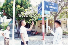 Les touristes scannent le code QR pour accéder à des informations sur le tourisme sur l'île de Cô Tô. Photo : NDEL.