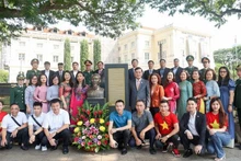 Le personnel de l'ambassade du Vietnam à Singapour et des agences de représentation du Vietnam et les représentants de la communauté vietnamienne à Singapour est venu offrir des fleurs à la statue de l'Oncle Hô au Musée des civilisations asiatiques. Photo : VNA.