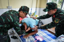 Htet Muang Muang a joint les mains et s’est prosterné sur son lit d’hôpital, un geste de profonde reconnaissance, aux soldats vietnamiens. Photo : nhandan.vn