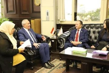 Une délégation de l'ambassade du Vietnam en Égypte travaillent avec les dirigeants de la province égyptienne de Louxor. Photo : VNA.