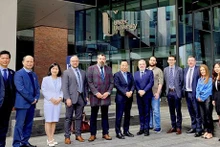 L'ambassadeur du Vietnam au Royaume-Uni, Nguyên Hoàng Long (6e, gauche) et des professeurs de l'Université d'Ulster. Photo : VNA.