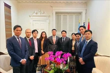 L'ambassadeur Dang Hoang Giang, chef de la Mission permanente du Vietnam auprès de l'ONU (au milieu), félicite son homologue lao à l'occasion du Nouvel An lao. Photo: VNA