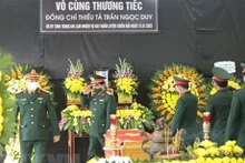 Des délégations rendent un dernier hommage au commandant Trân Ngoc Duy. Photo : VNA.