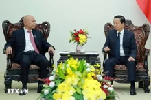 Chen Yun, président de la China Railway Corporation (CREC) et le vice-Premier ministre Trân Hông Ha (droite). Photo : VNA.