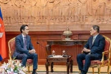 Le vice-ministre vietnamien des Affaires étrangères Do Hung Viet (gauche) et le secrétaire d'État du ministère cambodgien des Affaires étrangères et de la Coopération internationale Soeung Rathchavy. Photo : VNA