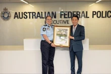 Le vice-ministre Le Quoc Hung et la vice-commandante de la Police fédérale australienne (AFP) Lesa Gale. Photo : VNA