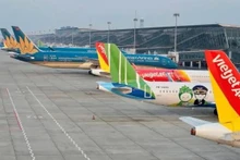 La croissance exceptionnelle du nombre d’arrivées internationales a contribué aux résultats commerciaux positifs des compagnies aériennes nationales au cours du premier semestre. Photo : Vietnam+