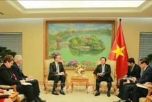 Le Vice-Premier ministre Trân Hông Hà (à droite) reçoit le directeur de la GEAPP. Photo : VNA.