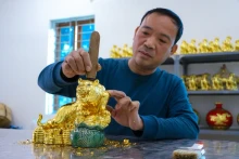 Le métier de la dorure à la feuille d’or et d’argent est apparu dans la commune de Kiêu Ky. Photo : nhandan.vn