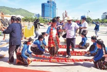 Représentation d'un extrait de la fête Chá Mùn du des Thaï noirs dans la province de Thanh Hoa. Photo : nhandan.vn