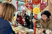 Dans un stand organisé lors de l’événement, à Nogent-sur-Marne, le 1er février. Photo : VNA