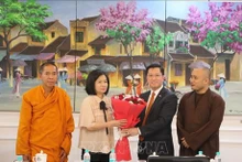 L'ambassadeur du Vietnam en Inde, Nguyên Thanh Hai (2e à droite) présente des fleurs pour féliciter Nguyên Huynh Khanh Linh pour sa réélection à la présidence de l'Association de la communauté vietnamienne en Inde. Photo : VNA