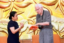 Le professeur Gunter Giesenfeld (à droite), président de l'Association allemande d'Amitié avec le Vietnam, présente à la présidente de la VUFO, Nguyen Phuong Nga, un recueil de poèmes traduits en allemand. Photo : vufo.org.vn