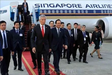 Le Premier ministre singapourien, Lee Hsien Loong, et sa suite sont arrivés dimanche après-midi 27 août à Hanoi. Photo : VNA.
