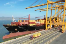 Le premier navire commercial a accosté aux quai n°3 et 4 du port international TIL de Hai Phong. Photo : nhandan.vn 