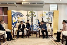 Séance de travail entre l'ambassadeur vietnamien en Thaïlande, Phan Chi Thành (à gauche), et le gouverneur de la province thaïlandaise de Khon Kaen, Kraisorn Kongchalad. Photo : VNA.