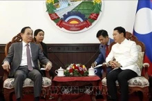 Le Vice-Premier ministre et ministre lao des Affaires étrangères, Saleumxay Kommasith, reçoit le président de la Commission des Relations extérieures du Comité central du PCV, Lê Hoài Trung (à gauche). Photo : VNA.