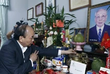 Le Président Nguyên Xuân Phuc a rendu visite le 11 janvier, aux familles des anciens dirigeants du Parti et de l'État à Hô Chi Minh-Ville. Photo : VNA.