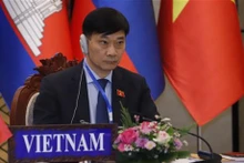 Le président de la Commission économique de l’Assemblée nationale du Vietnam, Vu Hông Thanh, lors de la séance, à Vientiane, au Laos, le 5 décembre. Photo : VNA.