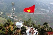 La cérémonie de levée du drapeau et d’inauguration de la tour du drapeau de la Patrie au sommet de la montagne Cô Tiên. Photo : NDEL. 