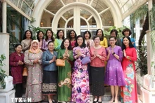 Ngô Phuong Ly, épouse du secrétaire général et Président To Lam, rencontre le comité exécutif du Groupe des femmes de la Communauté aséanienne (AWCH) et des invités. Photo : VNA.