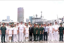 Les délégués posent pour une photo de groupe lors de la cérémonie de bienvenue pour deux navires de la Marine royale néo-zélandaise. Photo: VNA