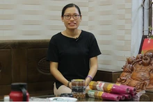 Mme Phuong présente le processus d’introduction des bâtonnets d’encens.Photo : Phuong Trang.
