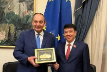 Le premier vice-président du Parlement grec Ioannis Iosif Plakiotakis (à gauche) et le président du Conseil des affaires ethniques de l'Assemblée nationale vietnamienne Y Thanh Ha Nie Kdam (à droite). Photo: baoquocte.vn
