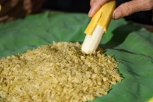 Le Cốm (riz gluant jeune en granuels aplatis) du célèbre village de Vong. Photo : VOV.