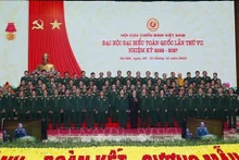 Les membres du comité exécutif de l’Association des anciens combattants du Vietnam pour le mandat 2022-2027 posent pour une photo de groupe. Photo : VNA