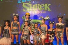 Des enfants lors d'un défilé des costumes en matériaux recyclés. Photo : nhandan