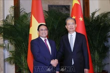 Le Premier ministre Pham Minh Chinh (à gauche) et le président du Comité permanent de l’Assemblée populaire nationale Zhao Leji. Photo : VNA.