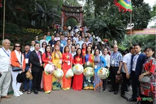 Des Viêt kiêu de 23 pays du monde rendent hommage aux Rois Hùng 2023. Photo : www.qdnd.vn