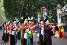 Le Têt vietnamien n'est pas seulement une occasion de raviver les beaux souvenirs du Têt d'antan, mais aussi un événement culturel visant à présenter aux amis internationaux un Vietnam riche en identité, accueillant et chaleureux. Photo d'illustration : VNA.