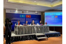 Le vice-ministre du Commerce et de l'Intégration du Kazakhstan, Kairat Torebayev, prend la parole lors de l'événement. Photo : Thoidai.com.vn