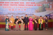 Les dirigeants de la province de Ha Nam offrent des fleurs aux artistes lors du programme d'échange. Photo : NDEL.
