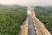 Grâce à un bon travail de dégagement des sites, le tronçon du projet d'autoroute Nord-Sud traversant Ha Tinh a été accéléré. Photo : VNA.