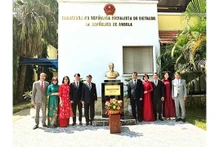 L'ambassade du Vietnam en Angola a déposé une corbeille de fleurs à la statue du Président Hô Chi Minh pour lui rendre hommage. Photo: baoquocte.vn
