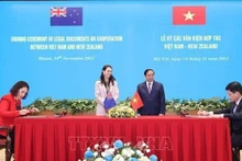 Le Premier ministre Pham Minh Chinh et son homologue néo-zélandaise Jacinda Ardern assistent à la signature d'un accord de coopération entre les ministères vietnamien et néo-zélandais des Transports. Photo : VNA.