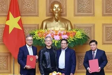 Le Premier ministre Pham Minh Chinh (2e de droite à gauche) et le président-directeur général de NVIDIA Jensen Huang (2e de gauche à droite) lors de la cérémonie de signature d'un accord de coopération entre le gouvernement vietnamien et le géant américain des puces électroniques sur la création d'un centre de recherche et développement en intelligence artificielle (IA) et d'un centre de données IA au Vietnam. Phot : VNA.